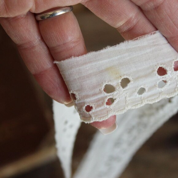 Vintage White Eyelet Lace Trim 1.25", 2 Yards, Scalloped Edge - Picture 10 of 10